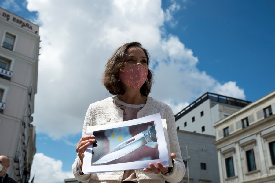 La ministra de Industria, Reyes Maroto, recibe una carta con una navaja ensangrentada