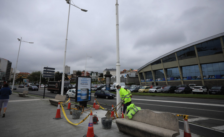 Comienza la retirada de los postes del tranvía turístico en la zona de Las Esclavas