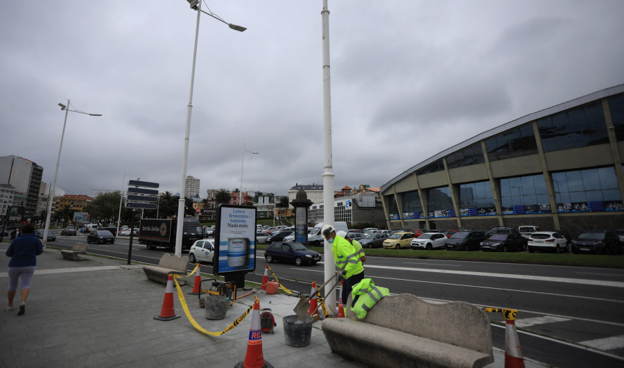 Comienza la retirada de los postes del tranvía turístico en la zona de Las Esclavas