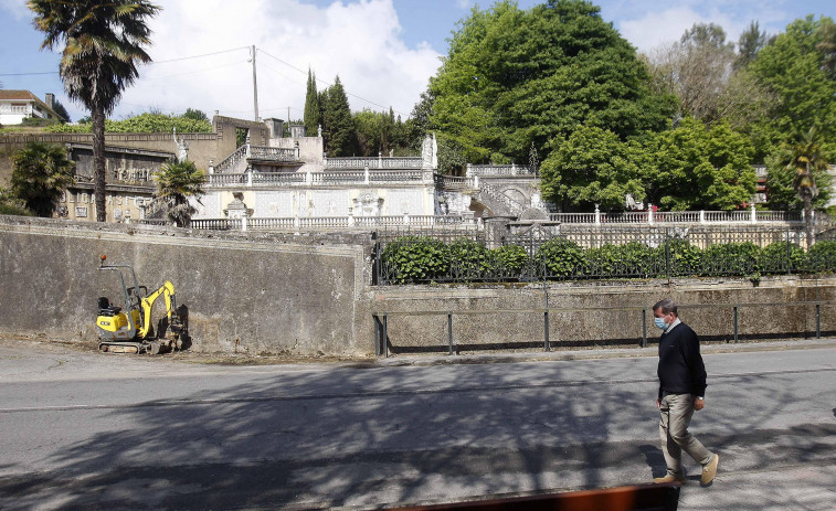 Betanzos apuntala de urgencia parte del muro del Homenaje  a la Argentina de El Pasatiempo