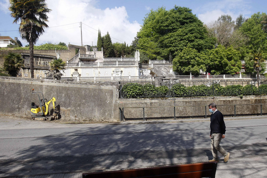 Betanzos apuntala de urgencia parte del muro del Homenaje  a la Argentina de El Pasatiempo