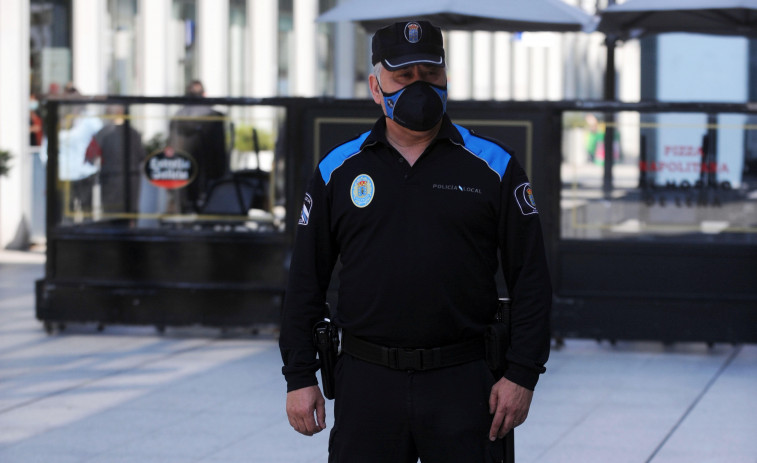 Manolo Cernadas, el policía más querido en los mercados municipales, se retira entre aplausos