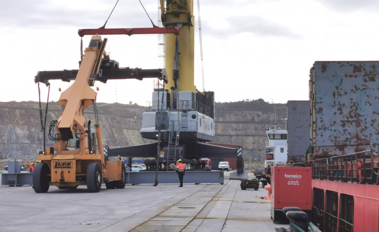 El Puerto Exterior realiza un embarque singular cargando un puente para Rumanía