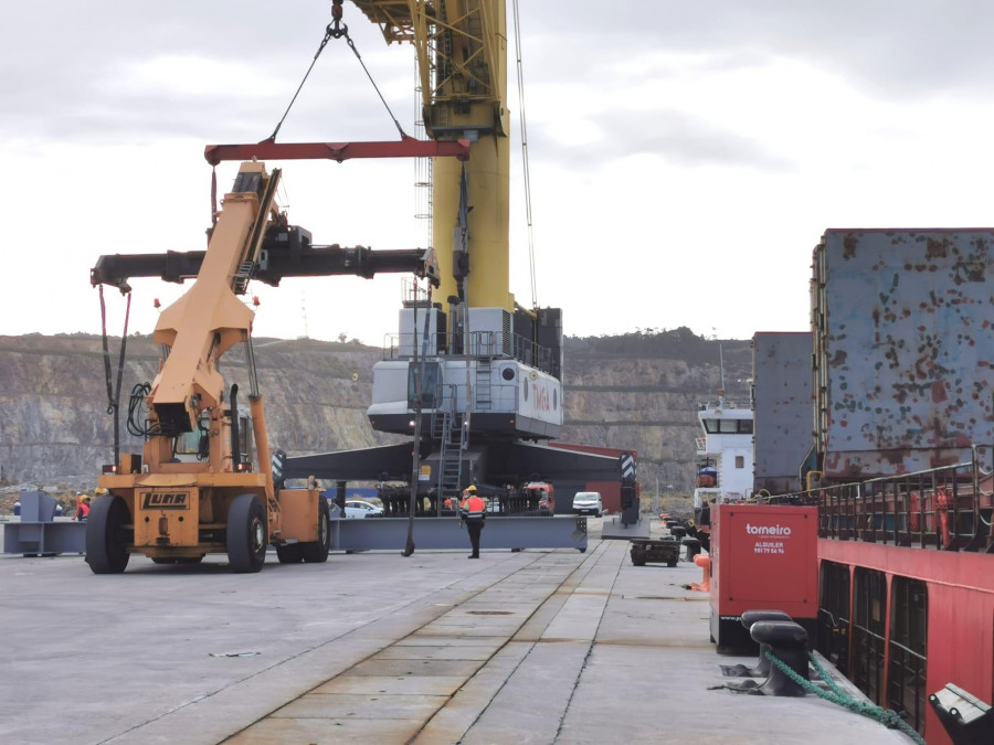 El Puerto Exterior realiza un embarque singular cargando un puente para Rumanía