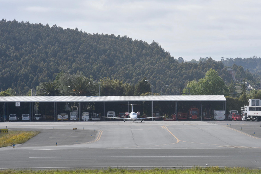 Aena renovará en su totalidad el pavimento de la pista del aeropuerto de Alvedro