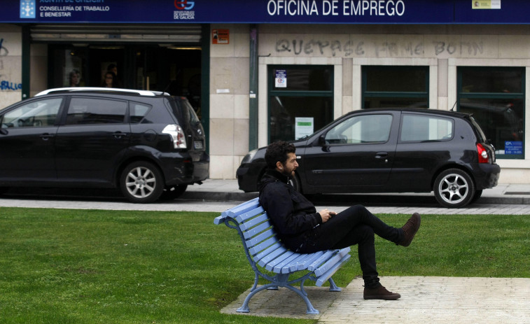 Galicia lidera la bajada del paro en abril con casi 10.000 desempleados menos