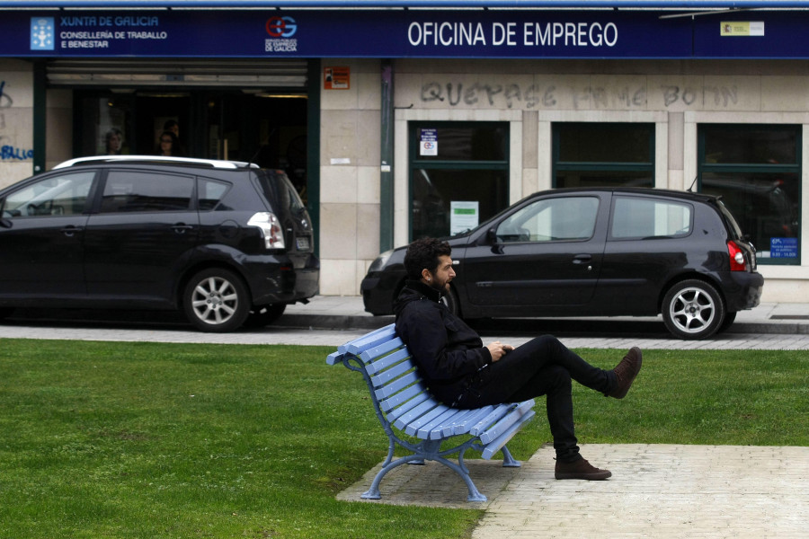 Galicia lidera la bajada del paro en abril con casi 10.000 desempleados menos