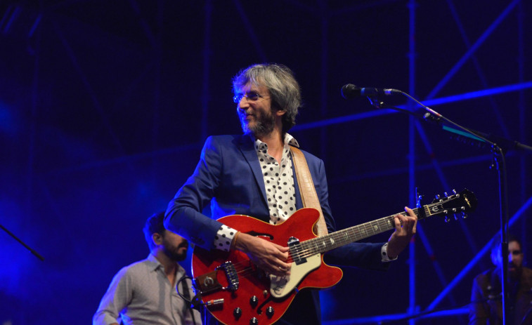 El músico coruñés Xoel López reedita tres de sus últimos discos en formato especial de vinilo