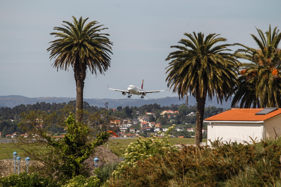 El Ayuntamiento anunciará “de forma inminente” nuevos destinos para el aeropuerto de Alvedro