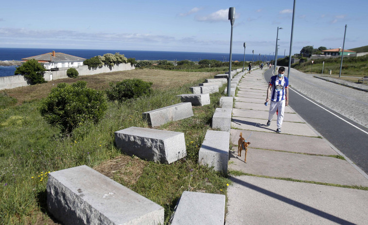 Los bloques de granito de los Cantones vuelven a O Portiño para ser colocados de nuevo