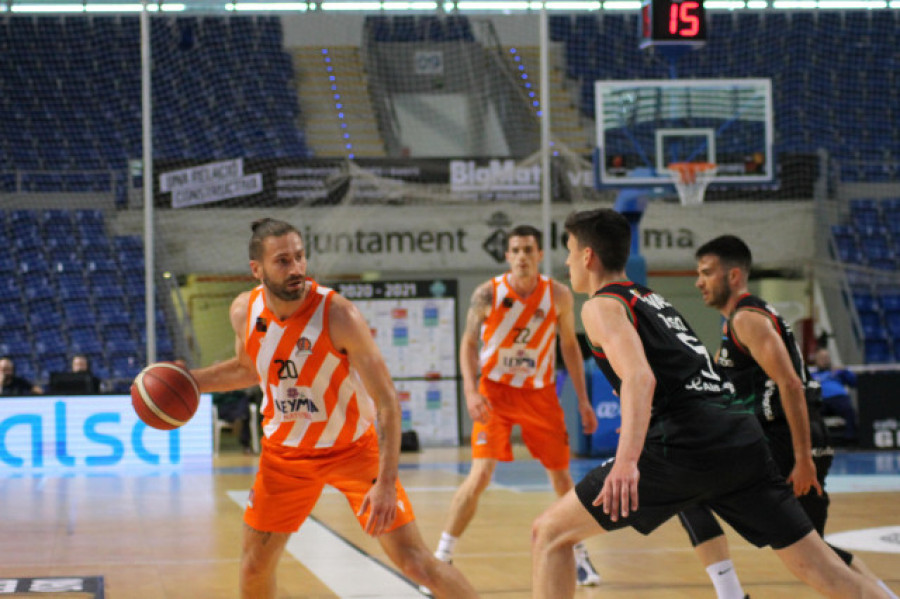 Apagón, remontada, nuevo récord y liderato para el Básquet Coruña