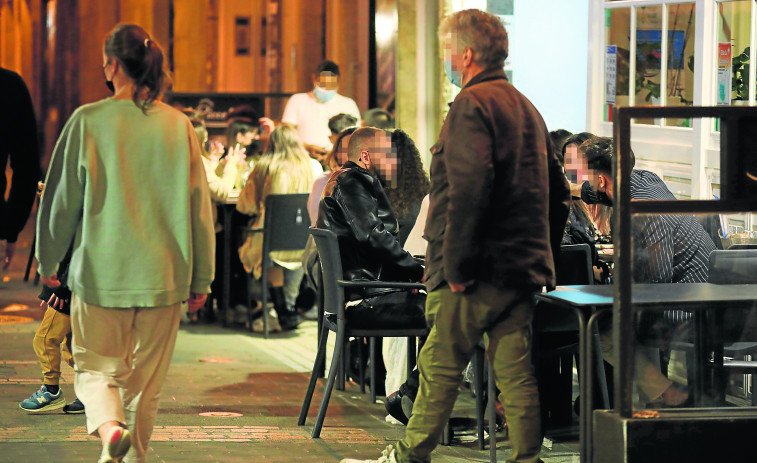 La primera noche de “libertad” deja sanciones y una pelea en la calle