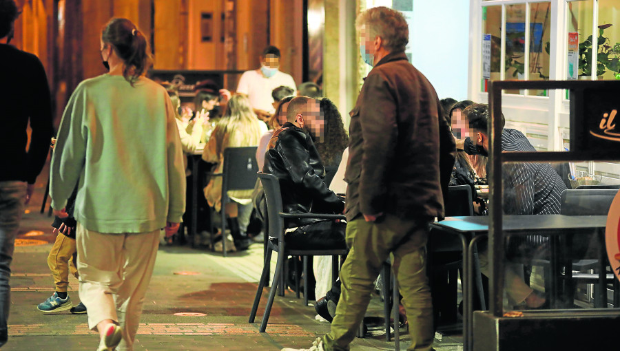 La primera noche de “libertad” deja sanciones y una pelea en la calle