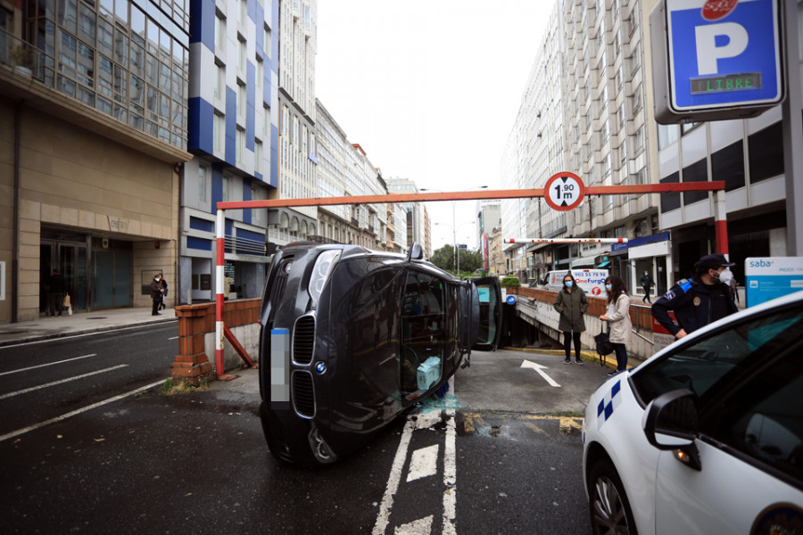 Los coruñeses analizan en redes la causa de los vuelcos en el parking de Juana de Vega