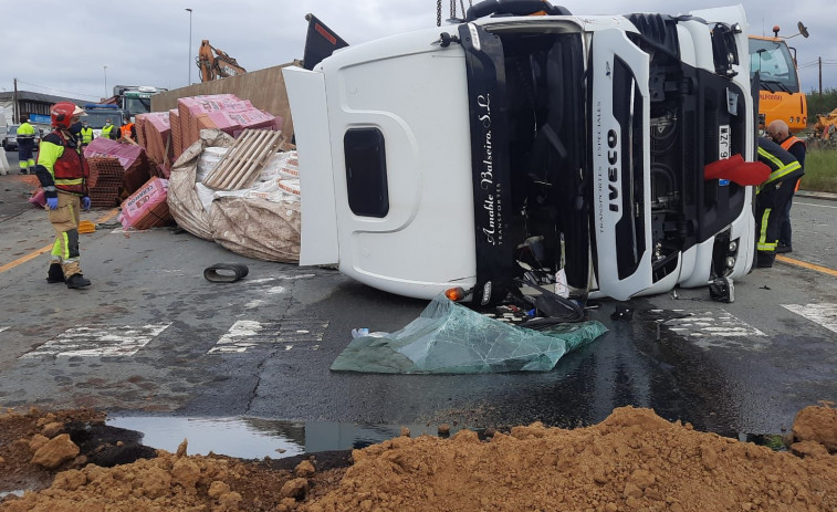 Un conductor resulta herido al volcar con el camión en que circulaba en Sada