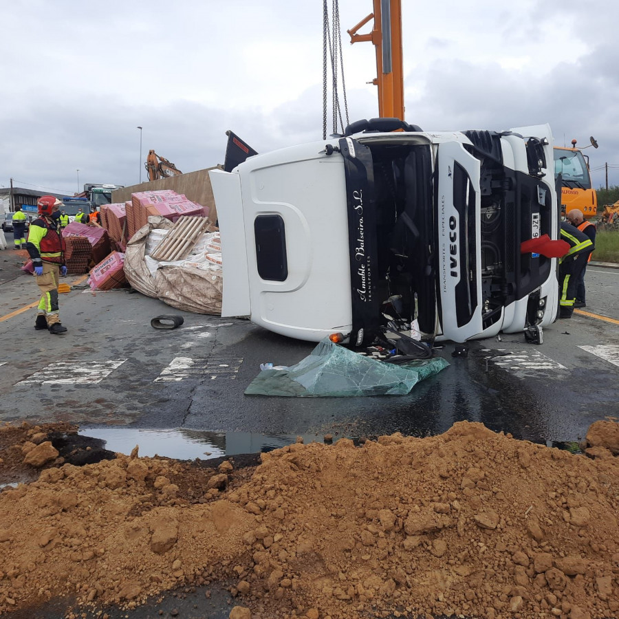 Un conductor resulta herido al volcar con el camión en que circulaba en Sada