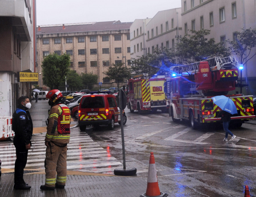 Los Bomberos evacuan a una persona en un fuego