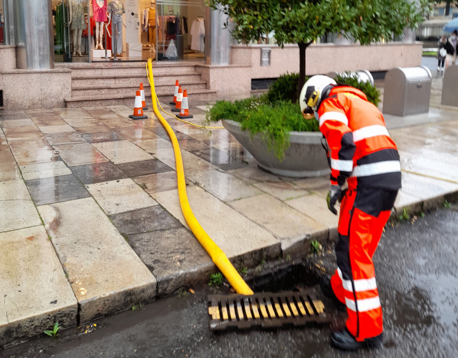 Una avería en la red de alcantarillado provoca inundaciones en varios sótanos y aparcamientos del centro