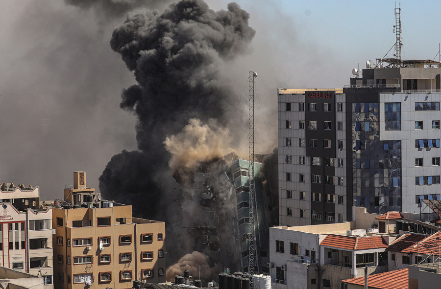 Israel bombardea otra torre en Gaza, sede de la agencia AP y de Al Jazeera