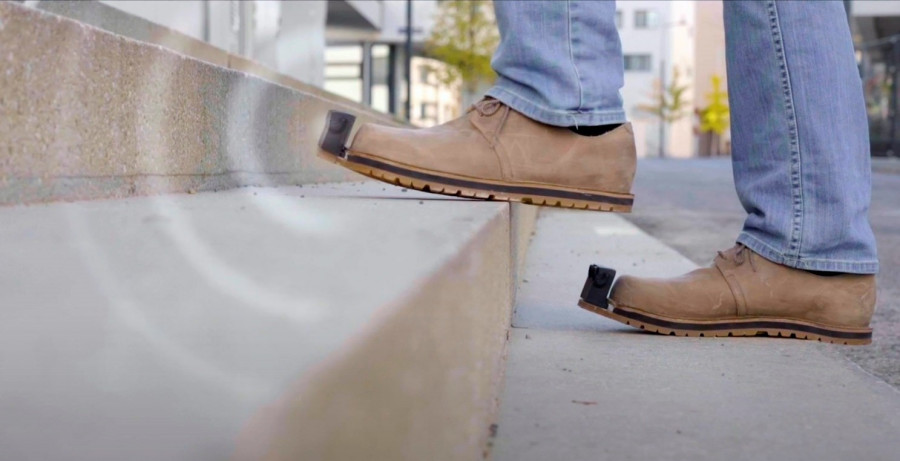 Los "zapatos inteligentes" que avisan a los invidentes de los obstáculos