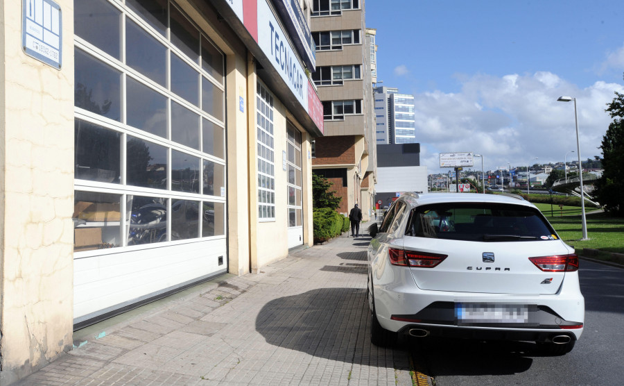 Vecinos de Matogrande denuncian la continua presencia de coches aparcados en la acera