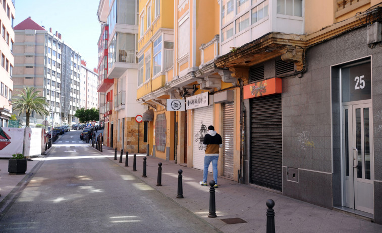 La Policía Local descubre una fiesta con 20 clientes en un pub del Orzán