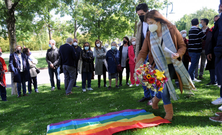 Un homenaje floral recuerda a las victimas de los delitos de odio contra la comunidad LGTBI