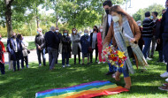 Un homenaje floral recuerda a las victimas de los delitos de odio contra la comunidad LGTBI