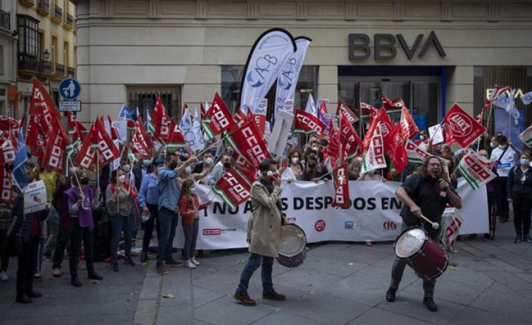 BBVA analizará un aumento de las recolocaciones internas para reducir los despedidos