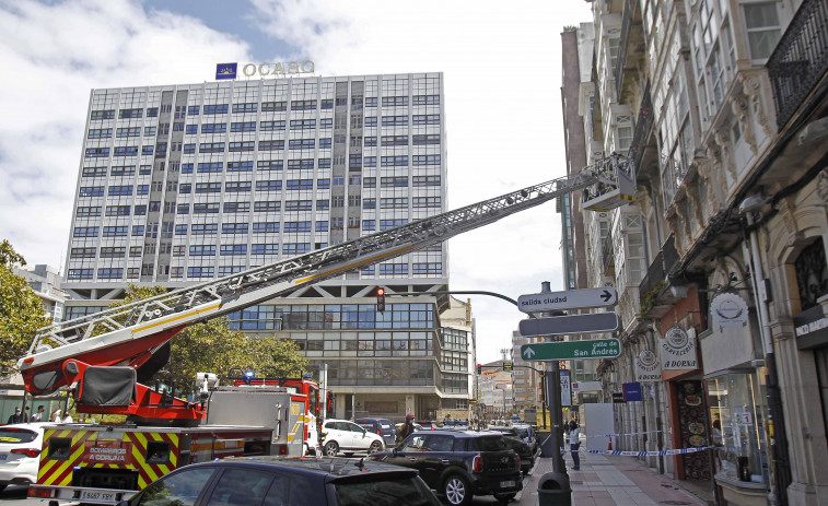 Los Bomberos acuden a un desprendimiento de un balcón en la plaza de Pontevedra