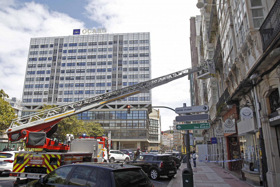 Los Bomberos acuden a un desprendimiento de un balcón en la plaza de Pontevedra