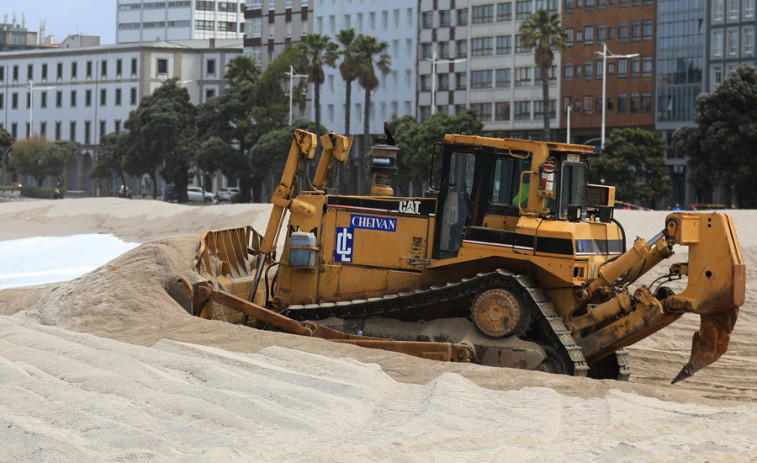 La playa de Riazor se adecenta para el verano con la retirada de la duna de protección