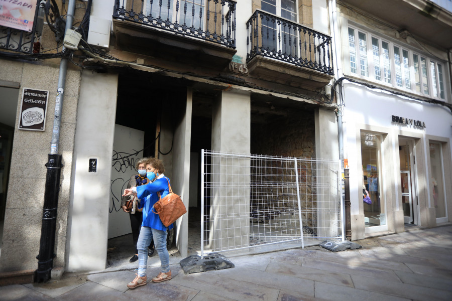 Un incendio nocturno en la calle Real obliga a evacuar  y a realojar a seis personas