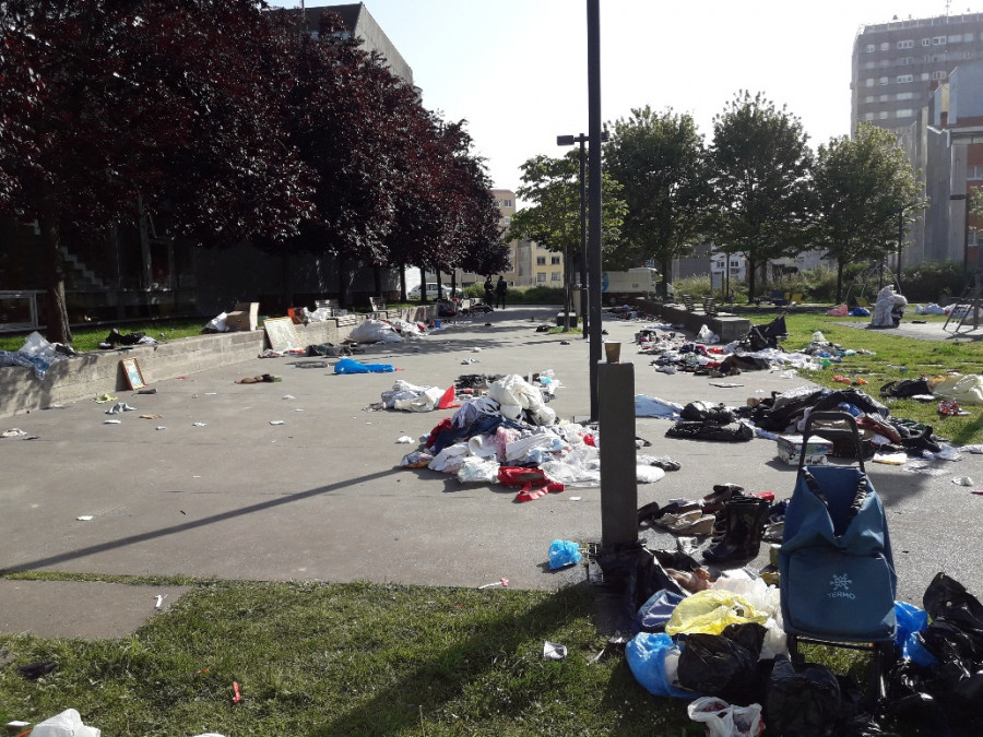 La Policía Local llena un camión con 40 bultos de ropa abandonada en el mercadillo de A Sardiñeira