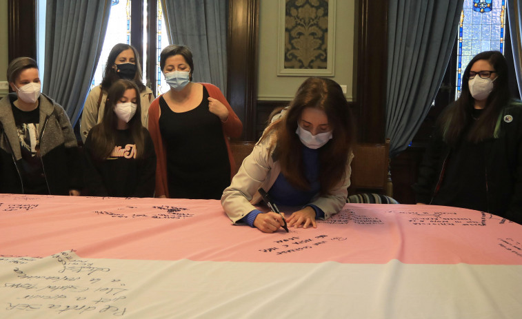 Ayuntamiento y Diputación reivindican la igualdad trans y los derechos Lgtbi