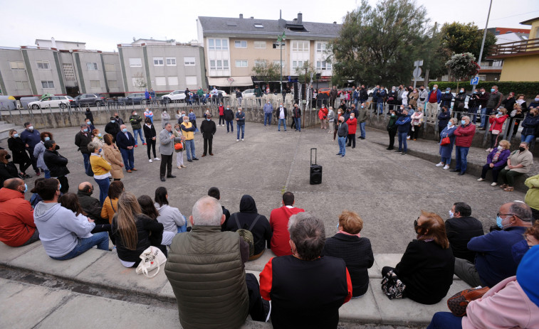 Hosteleros y miembros del Gobierno local oleirense se manifiestan por las medidas