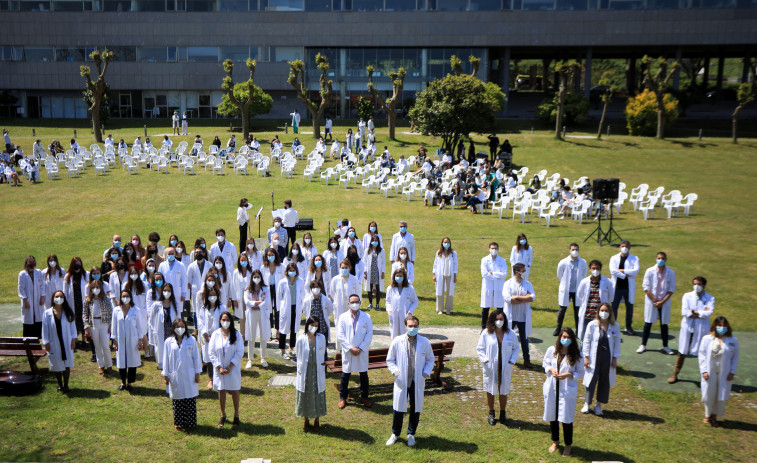 El Chuac despide a una promoción de 84 sanitarios en un acto en  el Hospital Marítimo de Oza