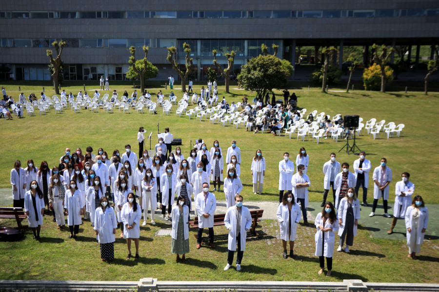 El Chuac despide a una promoción de 84 sanitarios en un acto en  el Hospital Marítimo de Oza