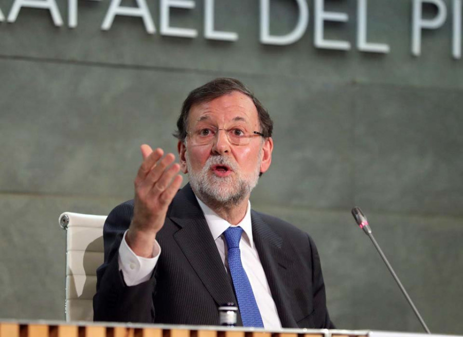 Rajoy sale de gira y recoge cariño