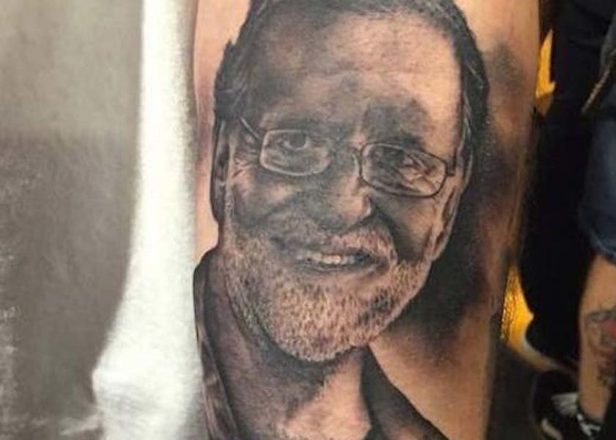 Un ídolo de masas de colorines y en el brazo de un joven asturiano