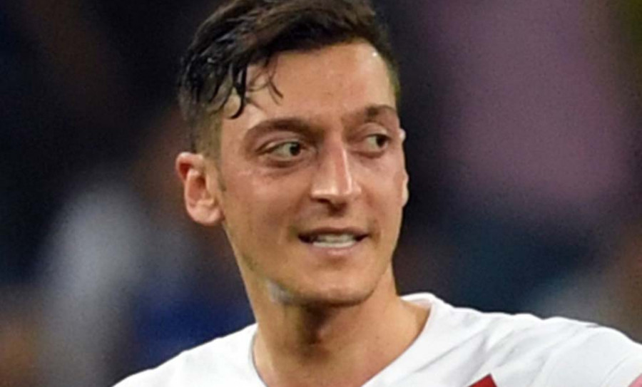 Ozil, al rescate de la mascota del Arsenal