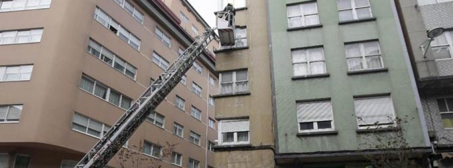 Los bomberos evitan en General Sanjurjo que se venga abajo parte de una fachada