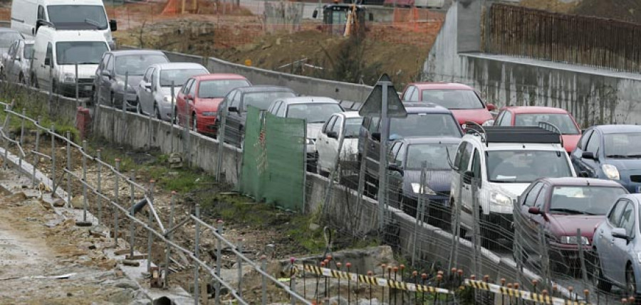 El cierre sin alternativa de As Rañas satura el tráfico en San Cristóbal y Alfonso Molina