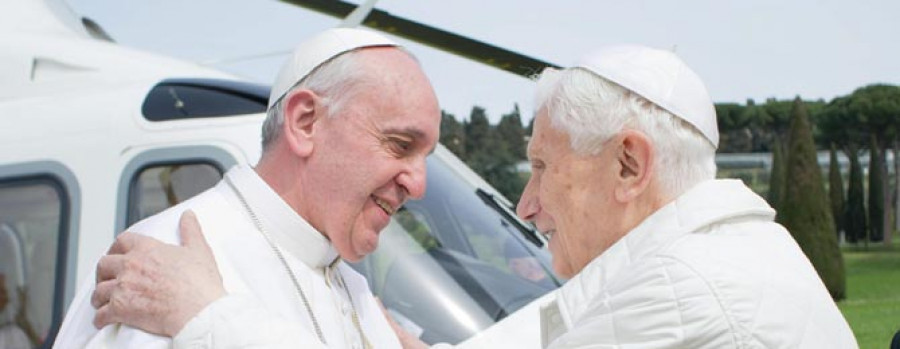 Francisco I y Benedicto XVI  se funden en un abrazo histórico