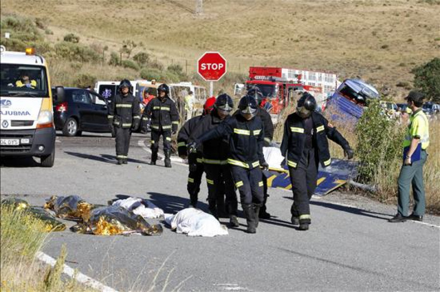 Nueve muertos y 6 heridos graves al volcar un autobús en Tornadizos (Ávila)