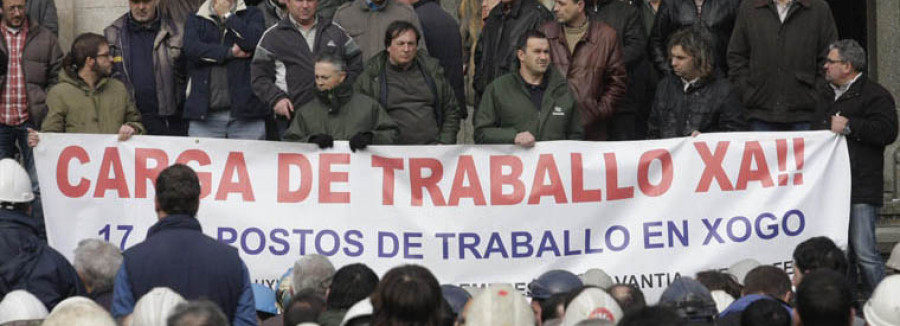 Trabajadores de Navantia intentan entrar por la fuerza en el ayuntamiento de Ferrol