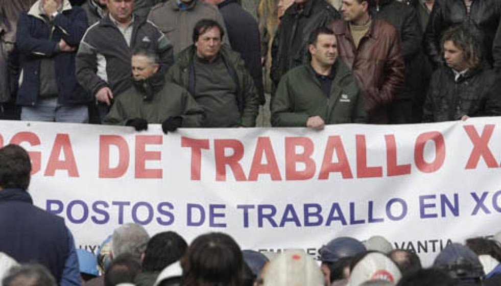 Trabajadores de Navantia intentan entrar por la fuerza en el ayuntamiento de Ferrol
