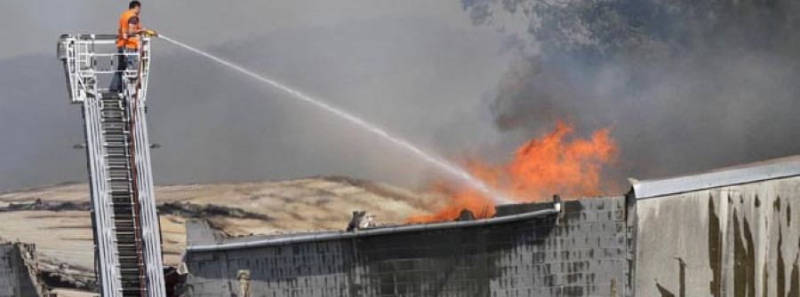 Un muerto y siete heridos en el incendio de una fábrica de puertas en Pontevedra