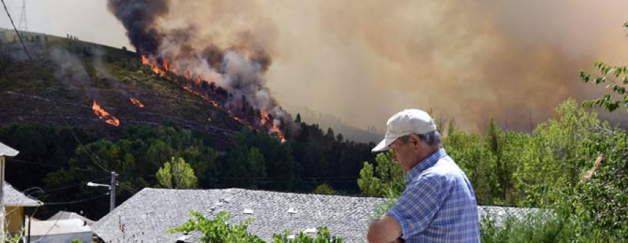 El viento dificulta las labores de control del incendio que arrasa O Barco