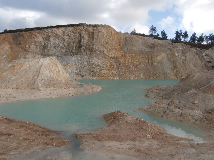 El agua de una balsa del Monte Neme arrasa viales y fincas en Razo y Aviño